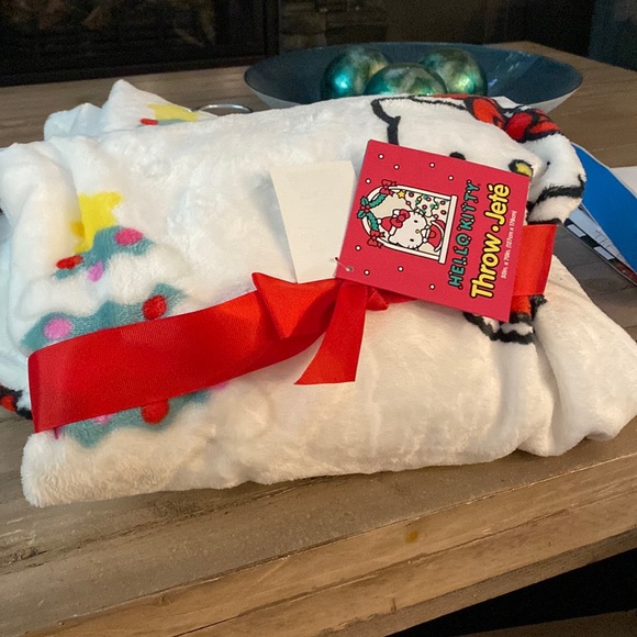 ⭐️LAST ONE⭐️ NWT Hello Kitty Christmas Throw Blanket - Picture 2 of 4